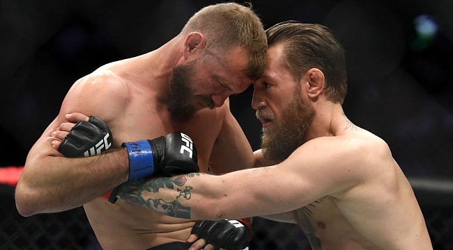 McGregor, nakavt ettiği Cerrone'yi öptü