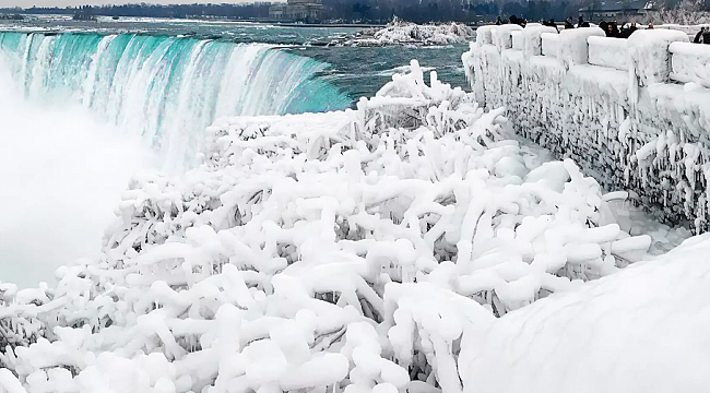 Niagara Şelalesi Buz Tuttu