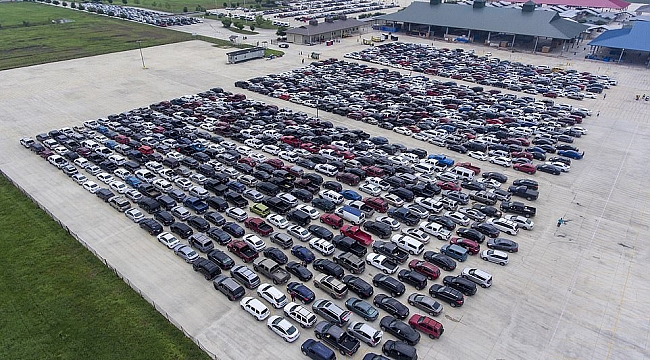 San Antonio'da Lüx Araçlarla Gıda Kuyruğu