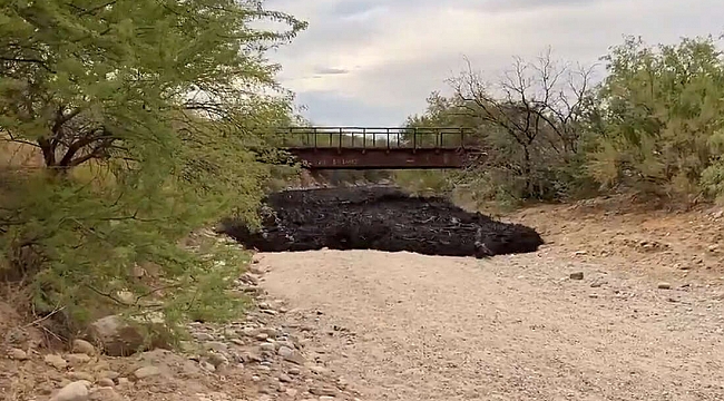 Arizona'da Dereden Siyah Çamur Aktı