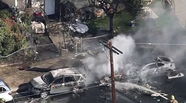 Los Angeles'ta Uçak, Araçların Üstüne Düştü