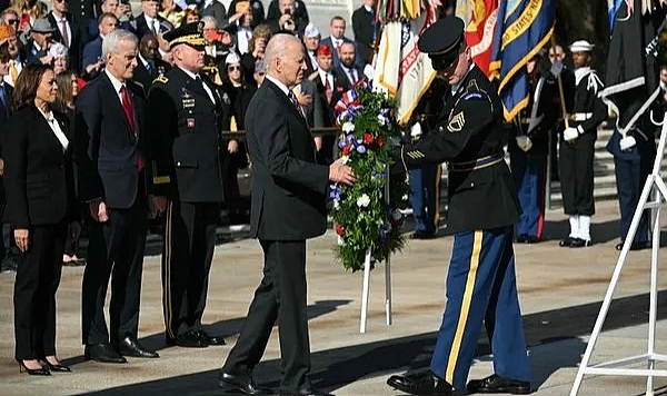 ABD Başkanı Biden, yine ne yapacağını unuttu: Askerin yönlendirmesi ile yerine geçti!