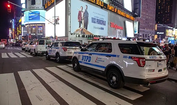 Ardı arkası kesilmiyor: Times Meydanı'nda polise saldırı!