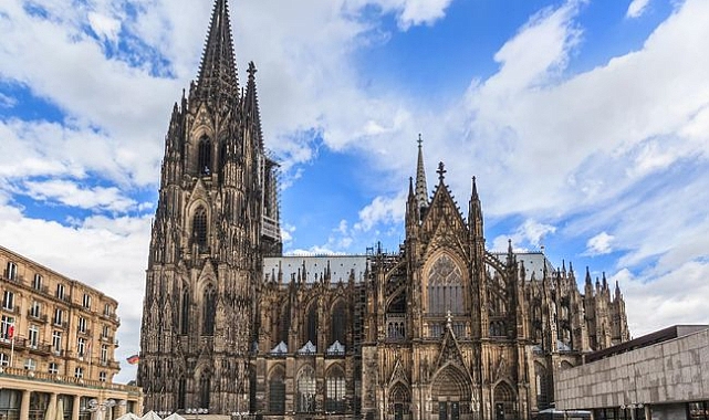 Köln'de çalışan Türk işçilerinden tarihi girişim: Dom Katedrali'nde bayram namazı