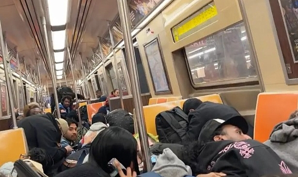 New York Metro'sunda dehşet anları: Mülteci, saldırgana karşı kendi silahıyla karşılık verdi