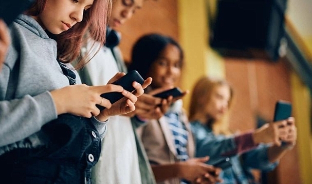 Los Angeles'taki Devlet Okullarında Telefon Yasağı!