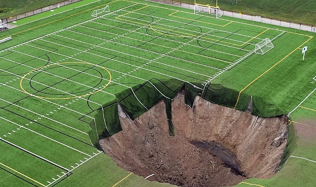 Futbol Sahasında 30 Metrelik Dev Obruk Oluştu!