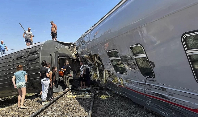 Kamyona Çarpan Tren Raydan Çıktı 100 Kişi Yaralandı