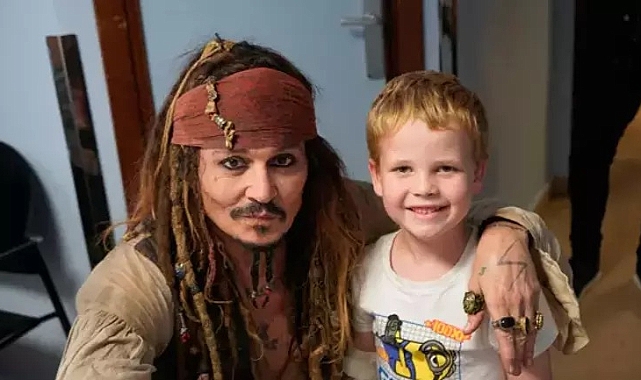 Johnny Depp, Jack Sparrow Kostümüyle Hastaneyi Ziyaret Etti