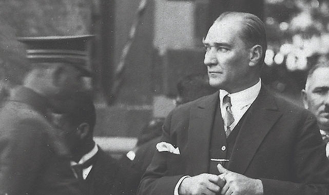 Trabzonlular diretti, Fransızlar kabul etti: Paris'e Atatürk büstü