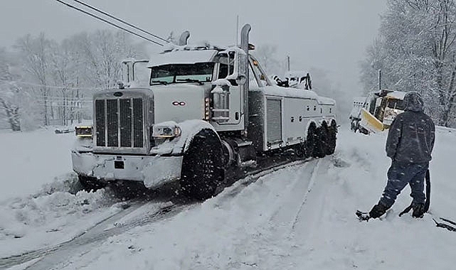 Kar ve tipi I-5 karayolunu vurdu, sürücüler mahsur kaldı